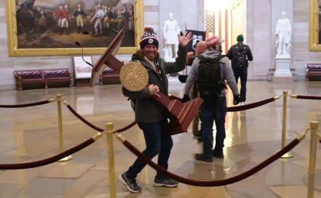Detienen al hombre que sonreía cargando el atrio de Nancy Pelosi tras asalto al Capitolio