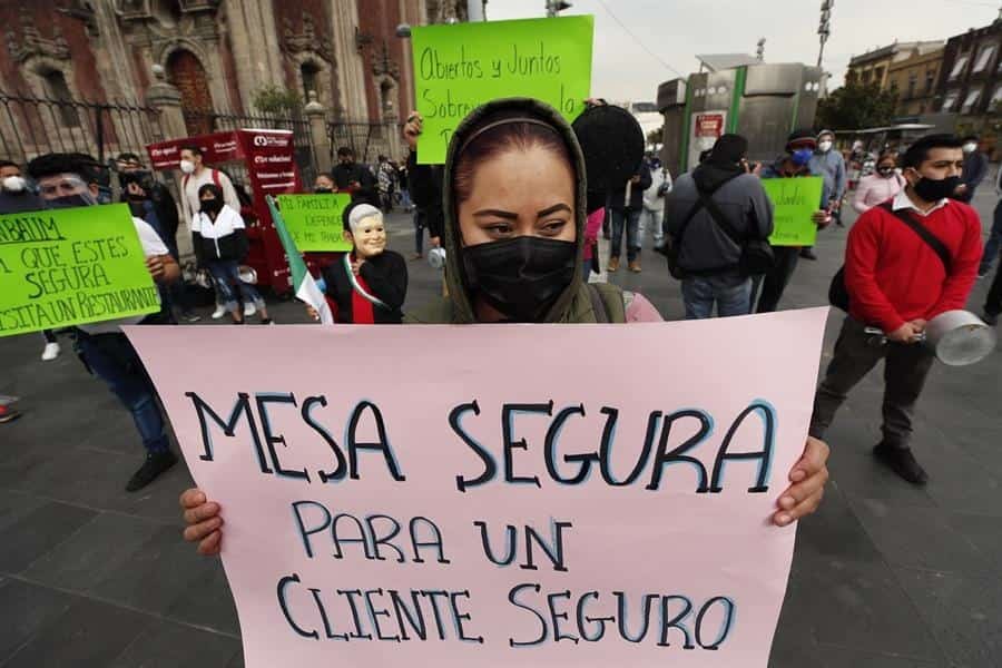 Restauranteros de la CDMX dan cacerolazo #AbrimosOMorimos