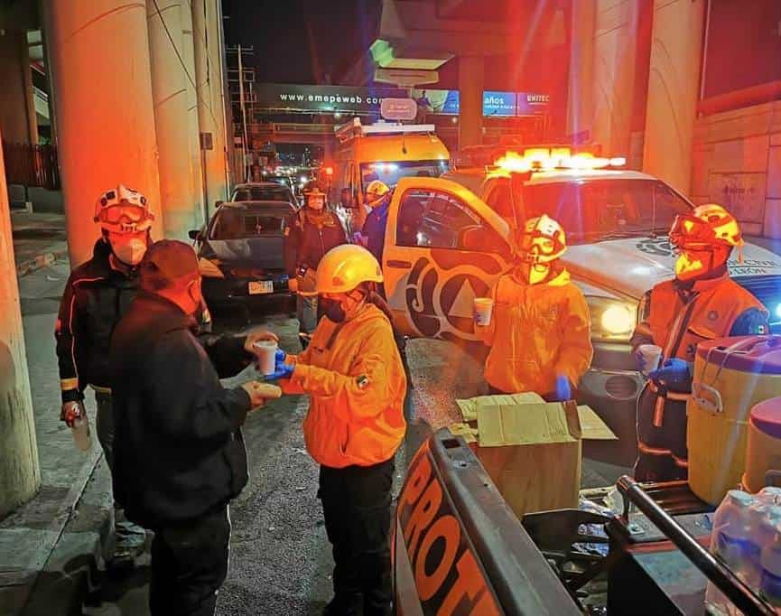 Reparten pan y chocolate a personas en situación de calle; conoce los refugios temporales