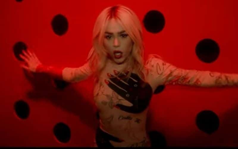 Danna Paola celebra éxitos por su álbum 'Kcnot Out'; brilla en el Time Square