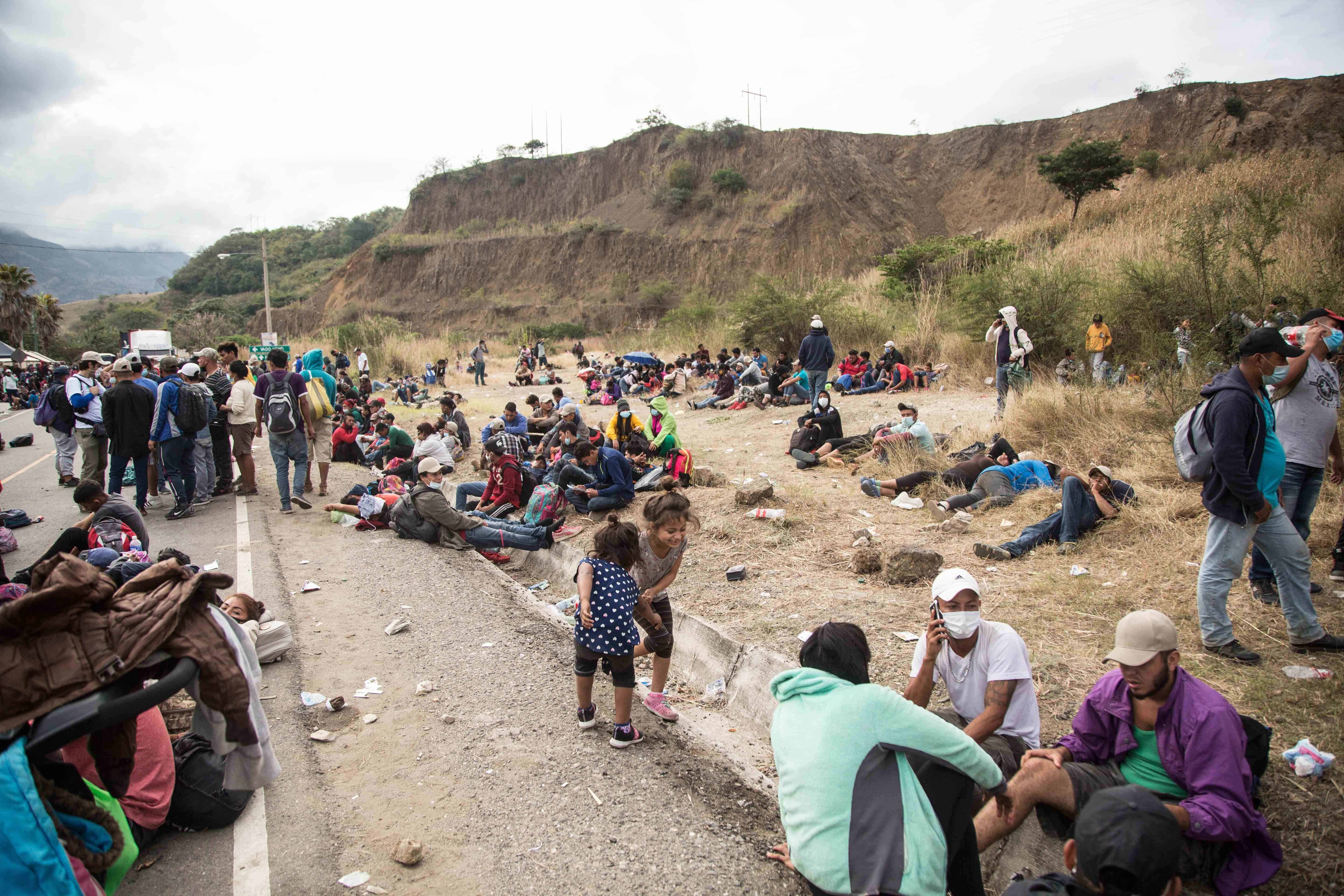 Guatemala detiene y reprende con violencia a caravana migrante