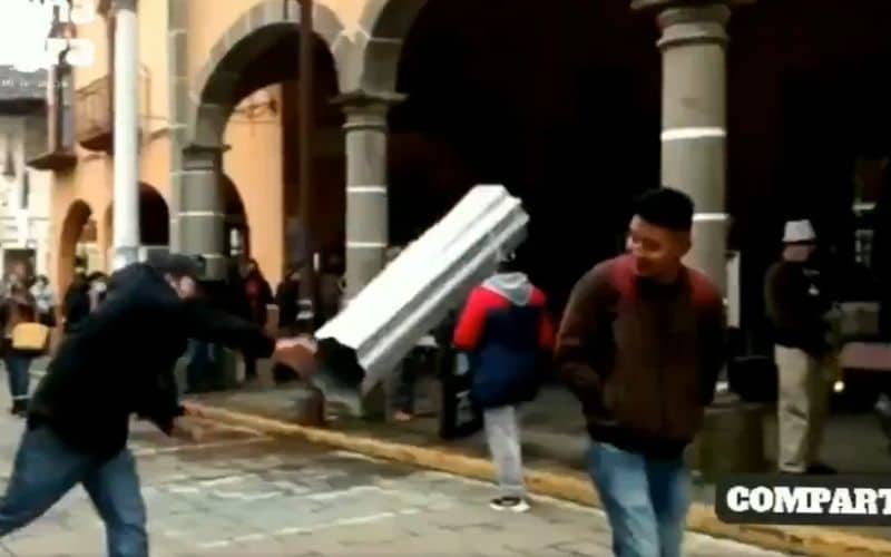 Comerciante reclama a hombre por no traer cubrebocas; le da un laminazo 