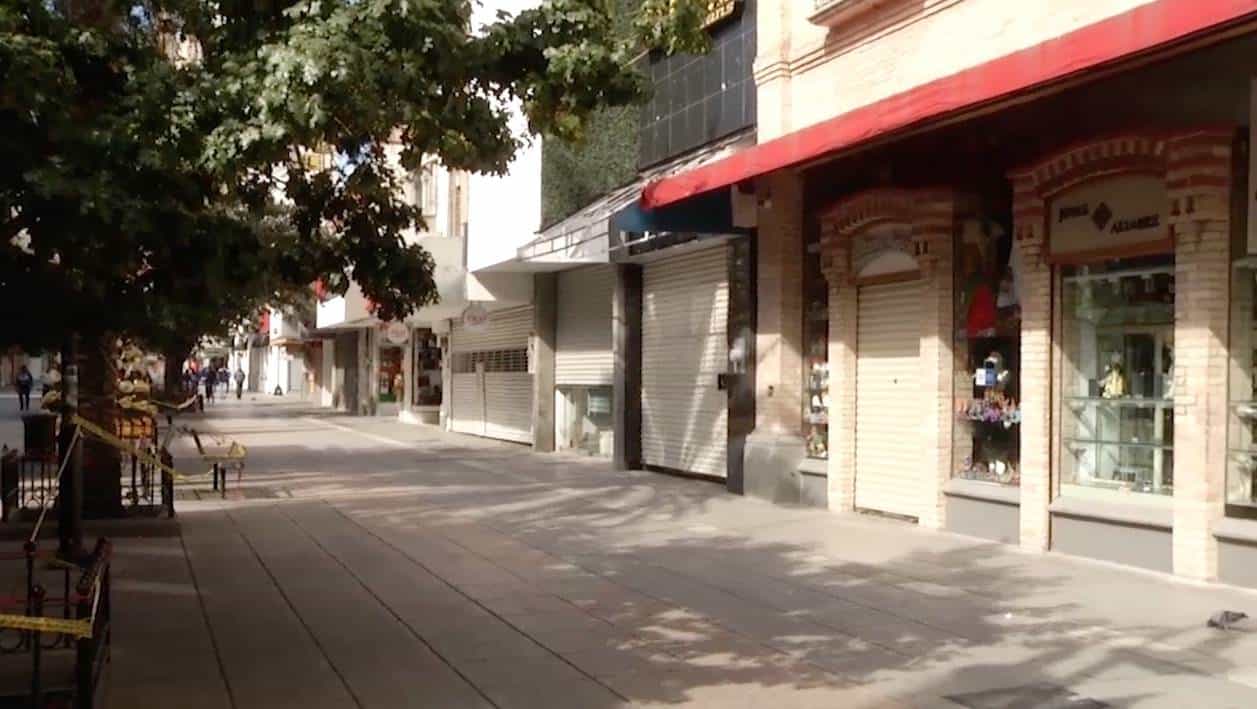 Amaga gobernador con cerrar también los sábados; 'No te vas a morir por un día que no comas', dijo