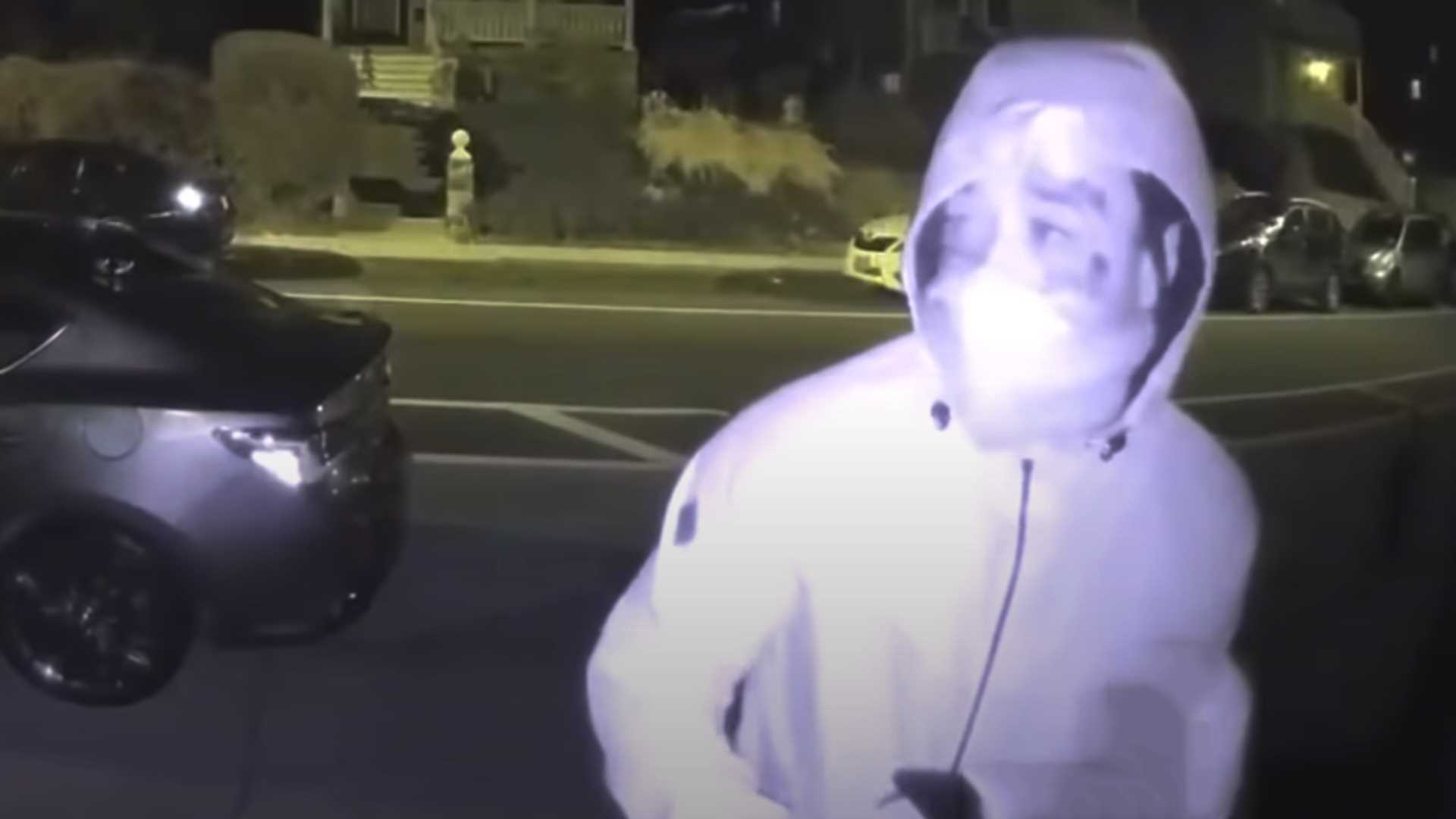 Asesinos tocan a la puerta de su víctima antes de dispararle con fusil y pistola