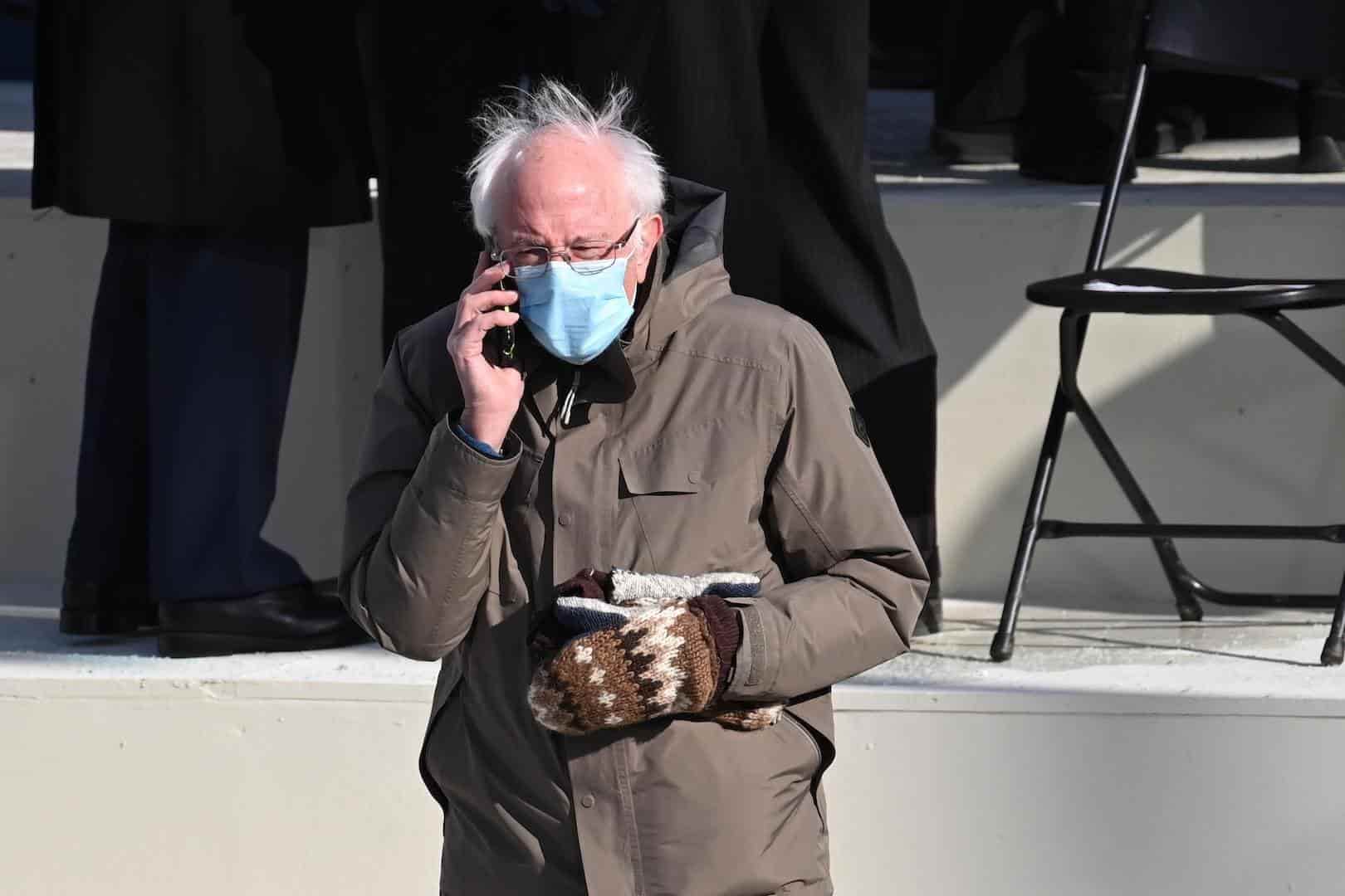 Guantes de Bernie Sanders roban protagonismo a Biden