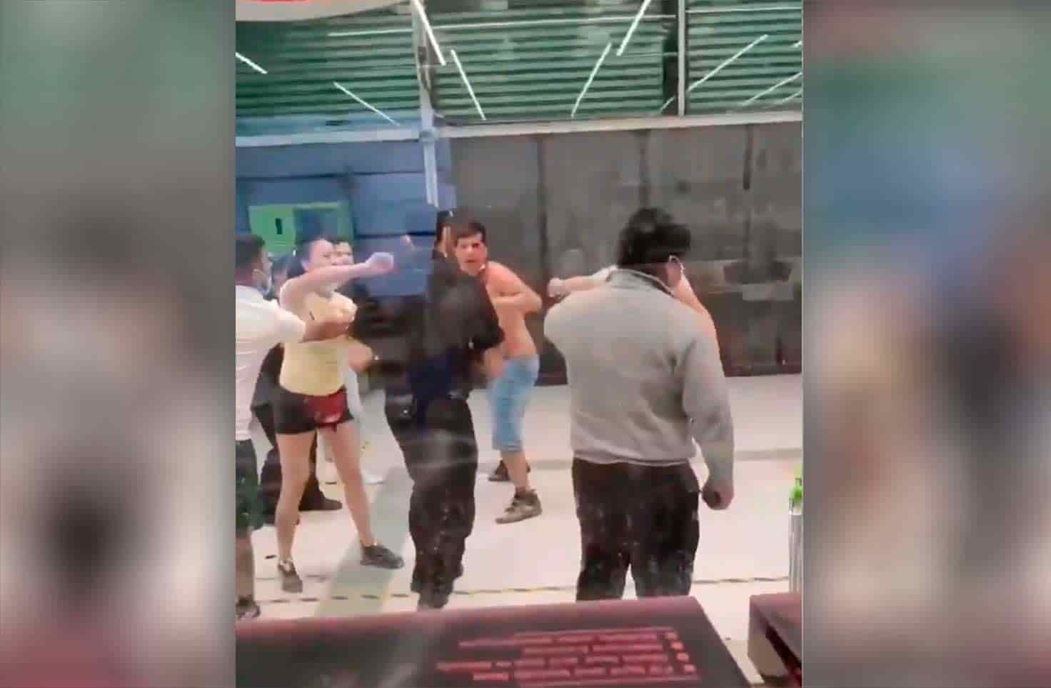 Adolescente 'enloquece' y apuñala a guardias de seguridad que lo sorprenden robando