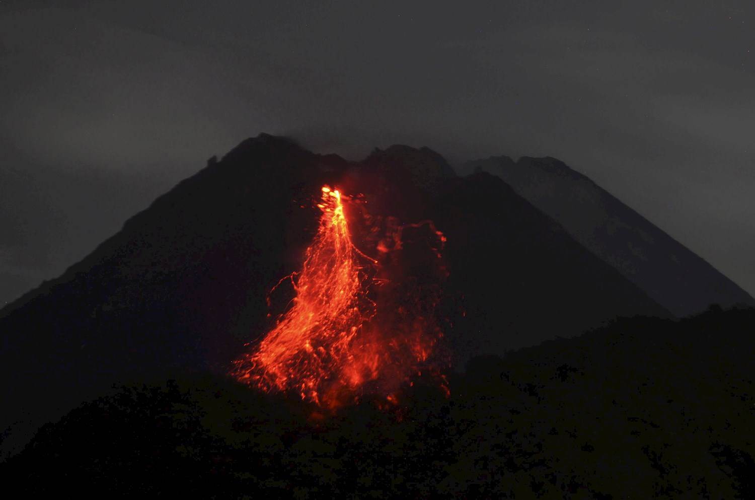 Volcán Merapi en Indonesa lanza un río de lava incandescente