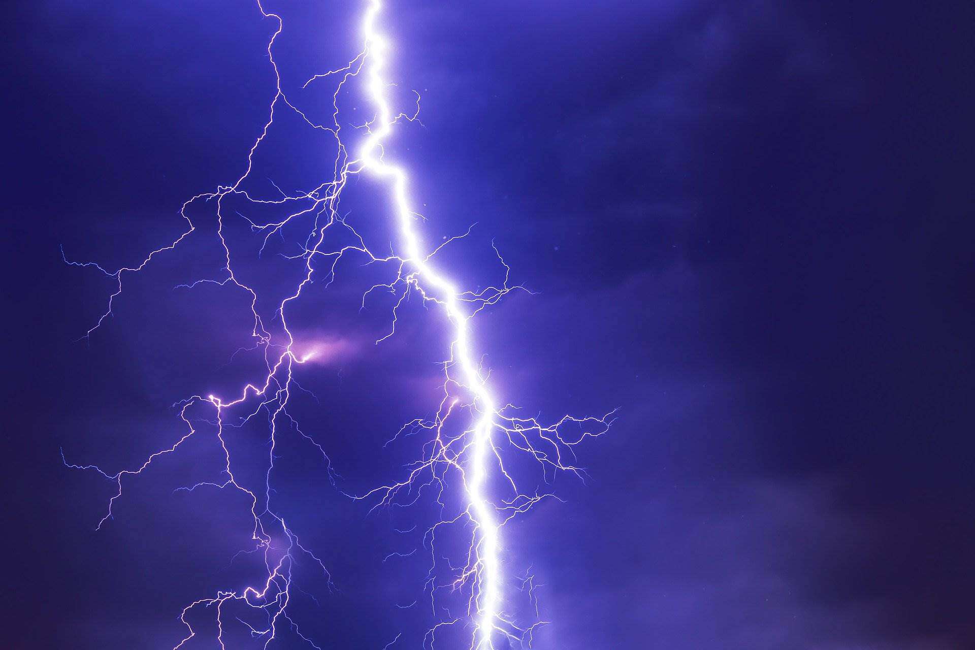 Tormenta causa tres muertes y un incendio en planta petrolera de Paraguay