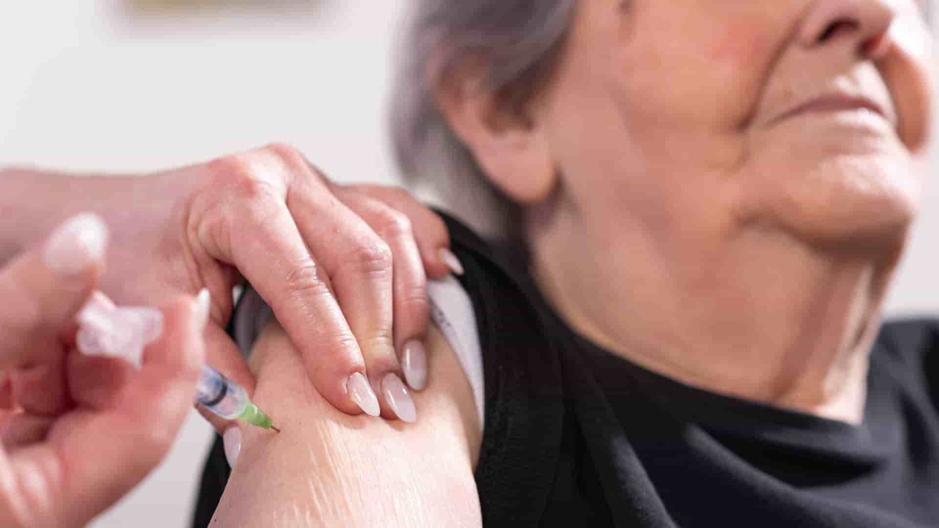 Inician registro de 'abuelitos' para vacunarse; colapsa sitio ante 'entusiasmo'