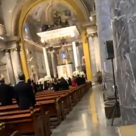 Afectados por Banco Famsa protestan en boda de dueños