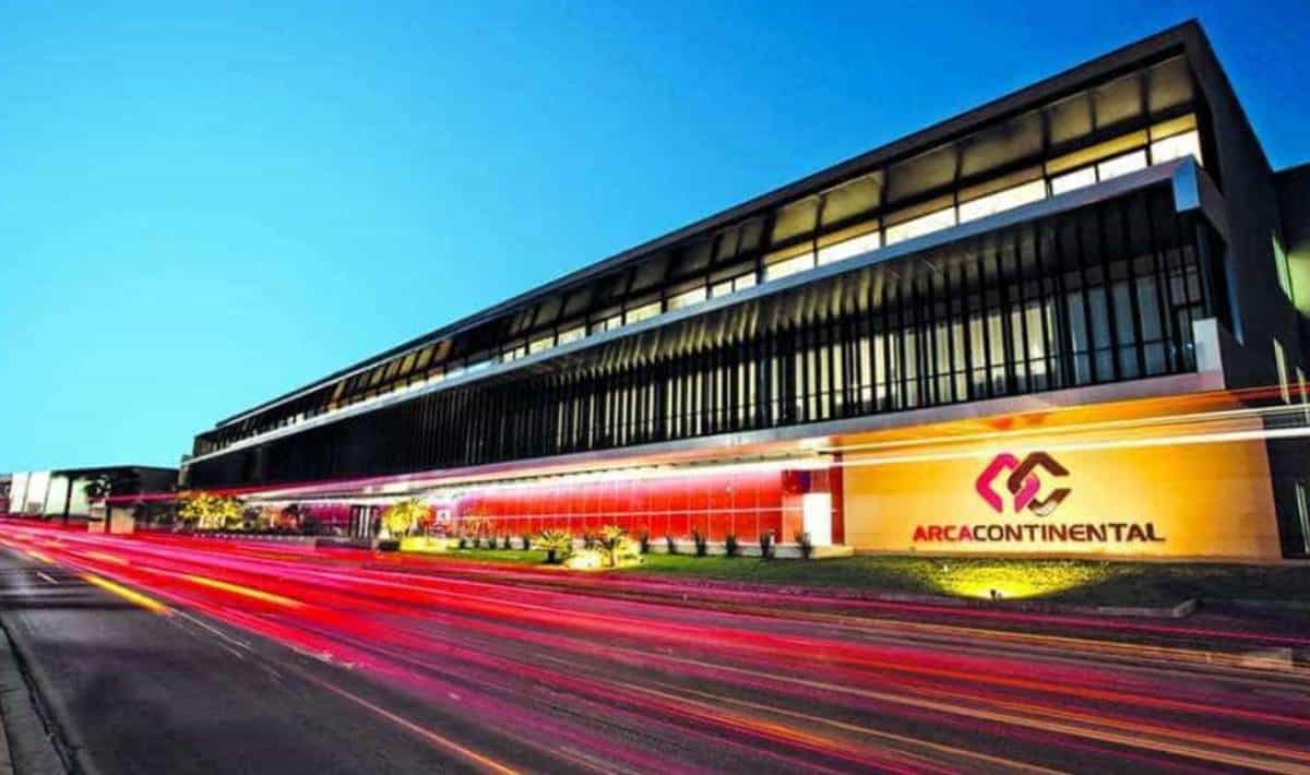 Arca Continental sortea crisis: Eleva ventas y flujo