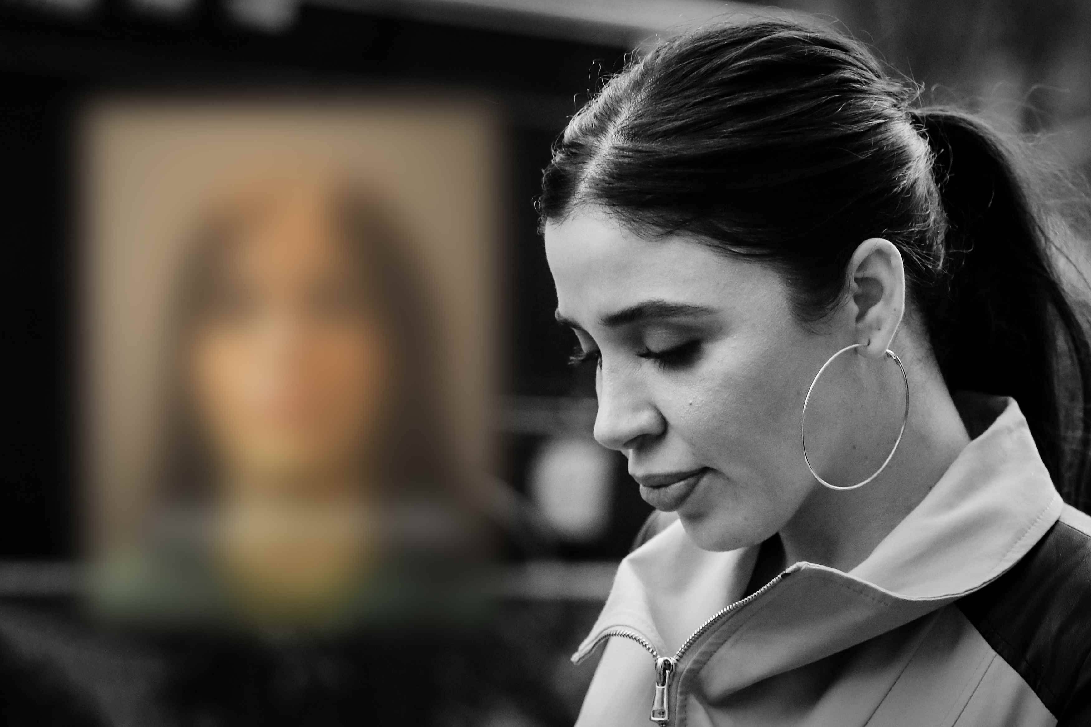 Filtran primera fotografía de Emma Coronel con uniforme de reclusa