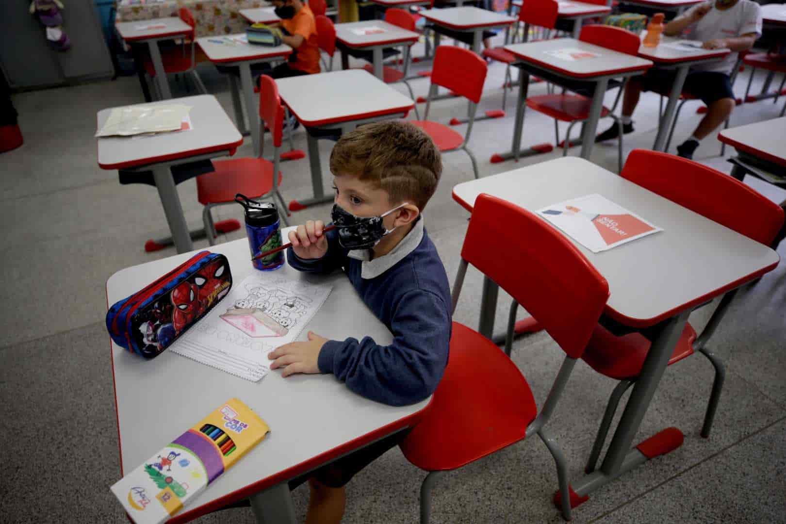Colegios reanudarían clases este lunes