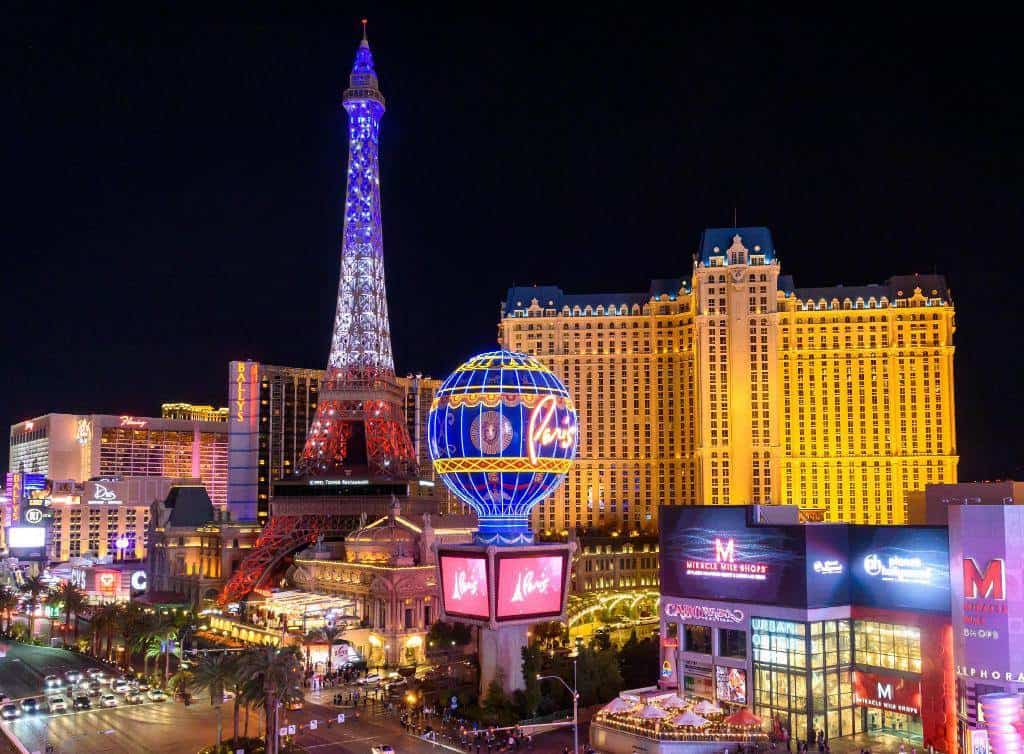 Reactivan negocios en Las Vegas; reducen medida de distancia entre artistas y público