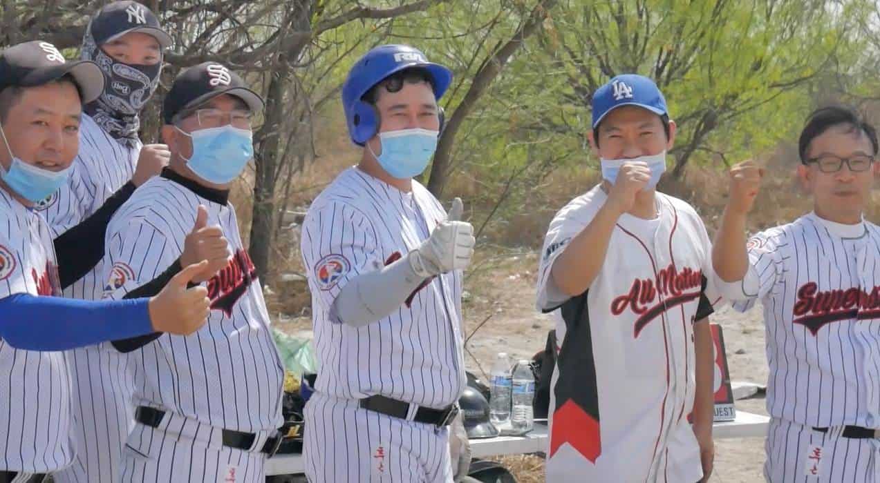 Juegan coreanos en liga municipal de baseball en Apodaca