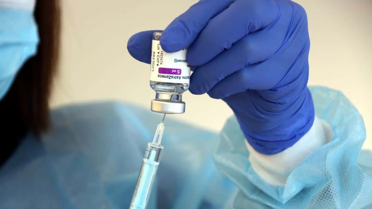 Europa reinicia uso de vacunas de AstraZeneca tras aval de Agencia de Medicamentos