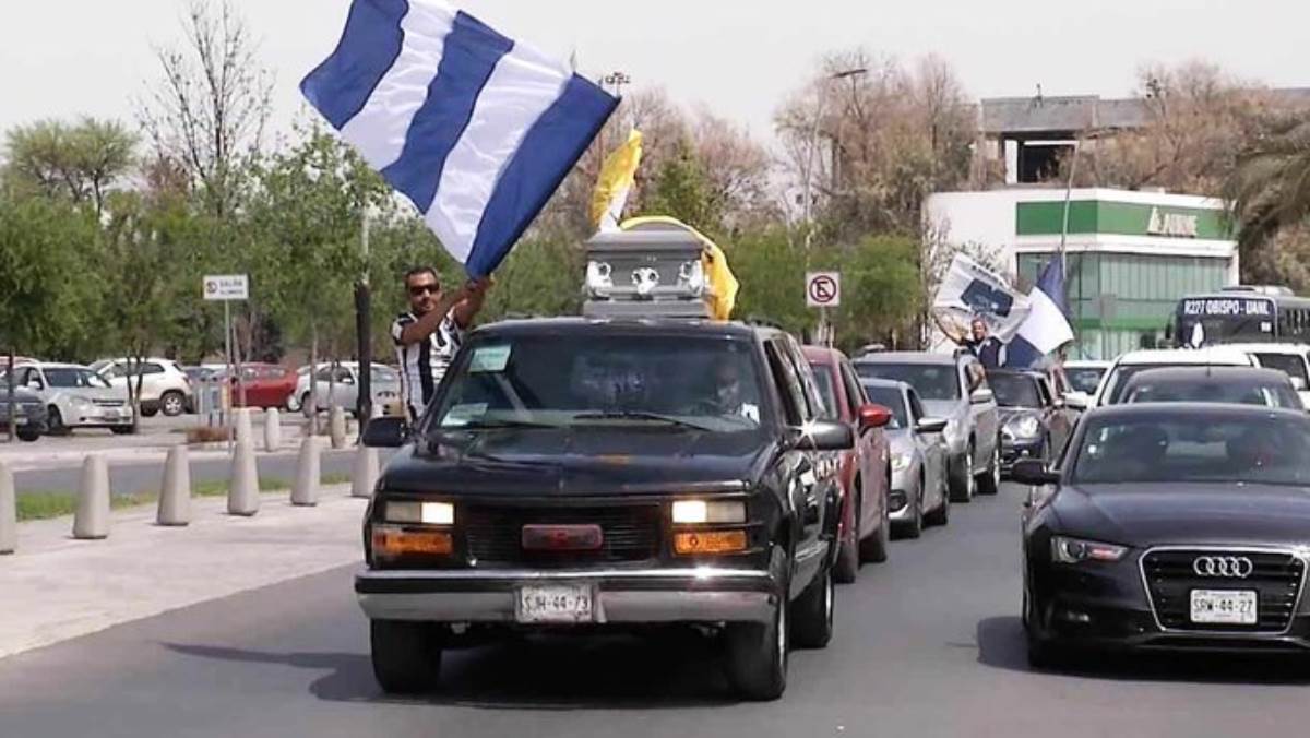 Aficionados de Rayados festejan con caravana el descenso de Tigres