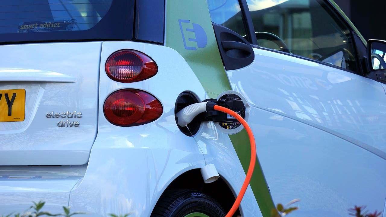 Regios 'pisan el acelerador' y compran más autos eléctricos