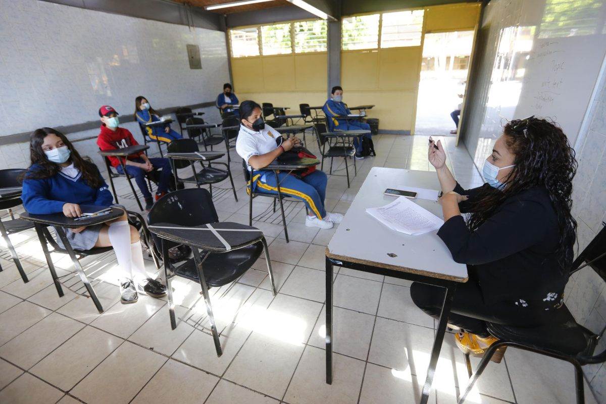 Regreso a clases en Nuevo León se hará cuando maestros estén vacunados