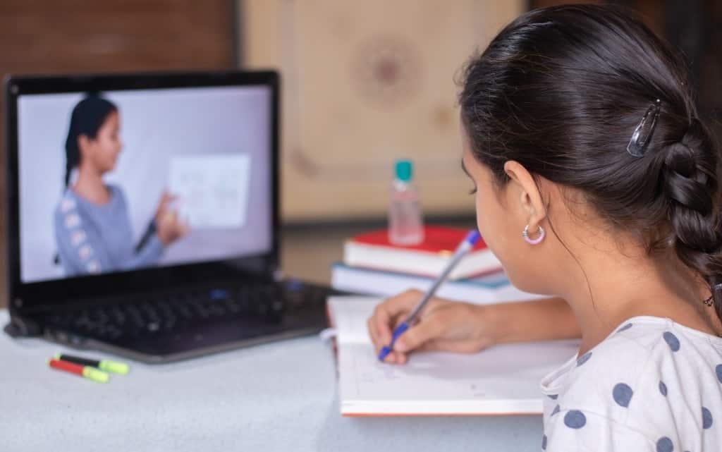 Reinician clases a distancia 25 millones de alumnos el martes; siguen analizando clases presenciales