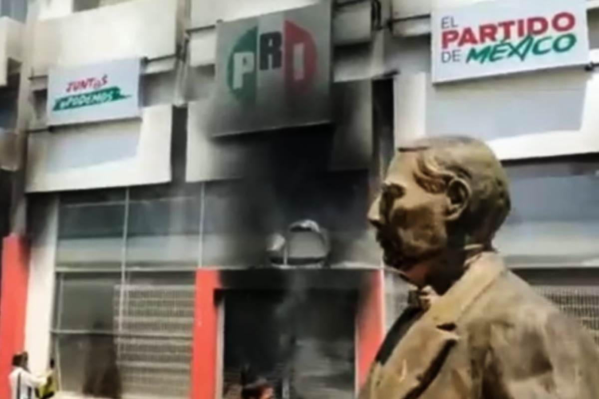 ¡Insólito! Militantes del PRI queman la sede estatal del PRI en Chiapas