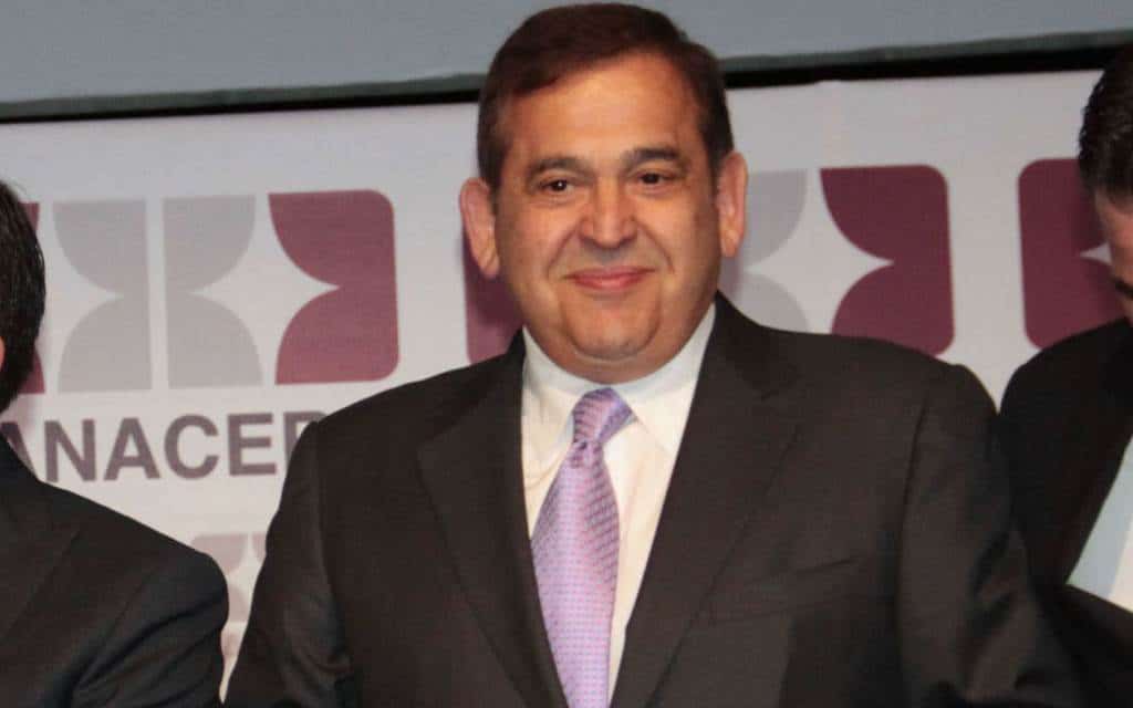 ¡Con puro en mano! Alonso Ancira sale de prisión luego de 3 meses recluido