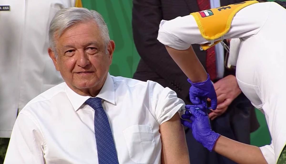 VIDEO: Se vacuna AMLO con dosis de AstraZeneca