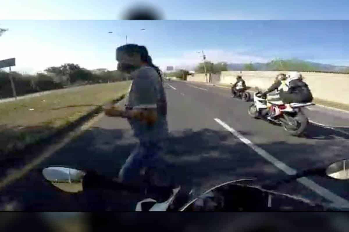 Aterrador video muestra la muerte de una mujer al ser atropellada por motociclista