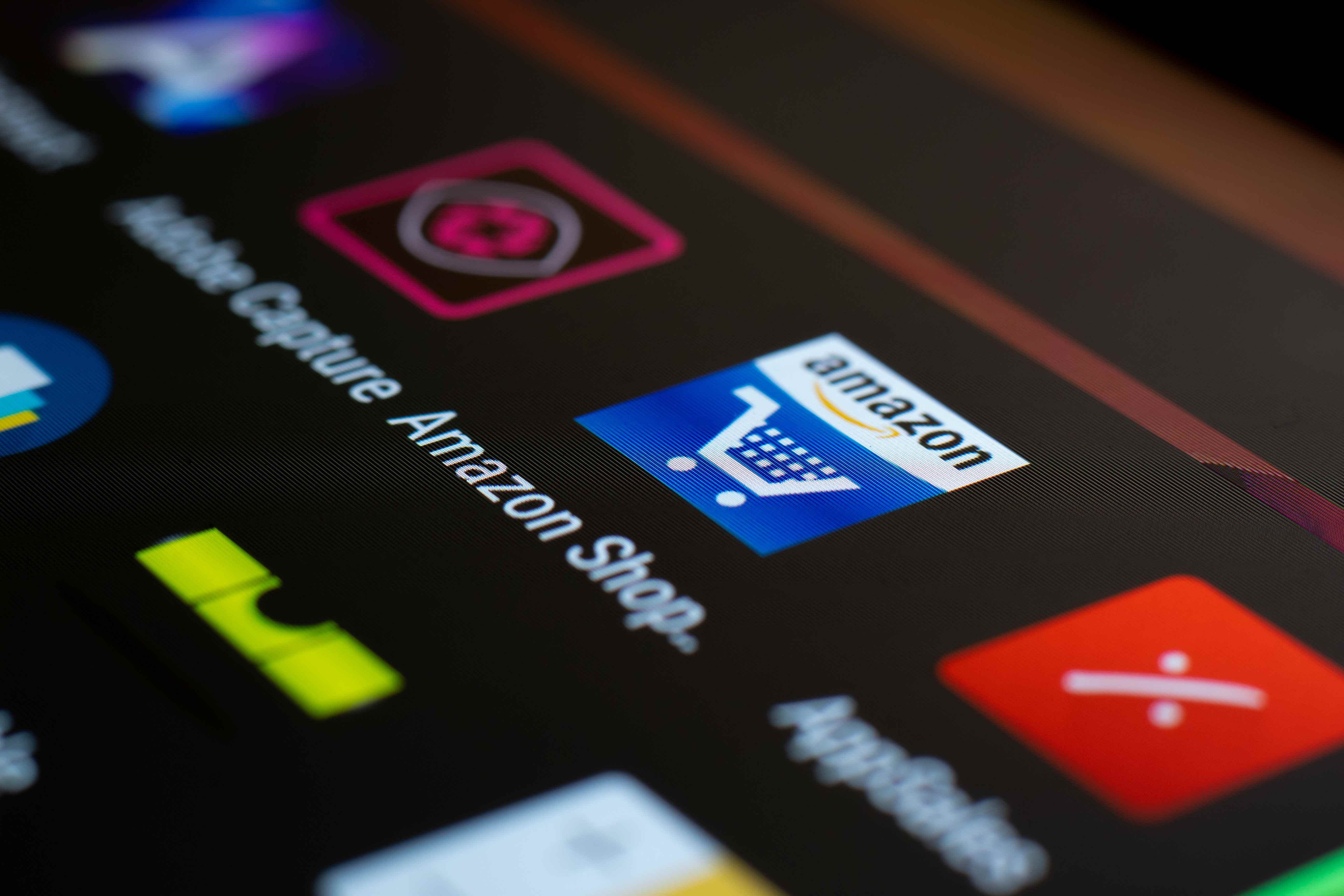 Destapan red de 200 mil personas que publicaban reseñas falsa en Amazon