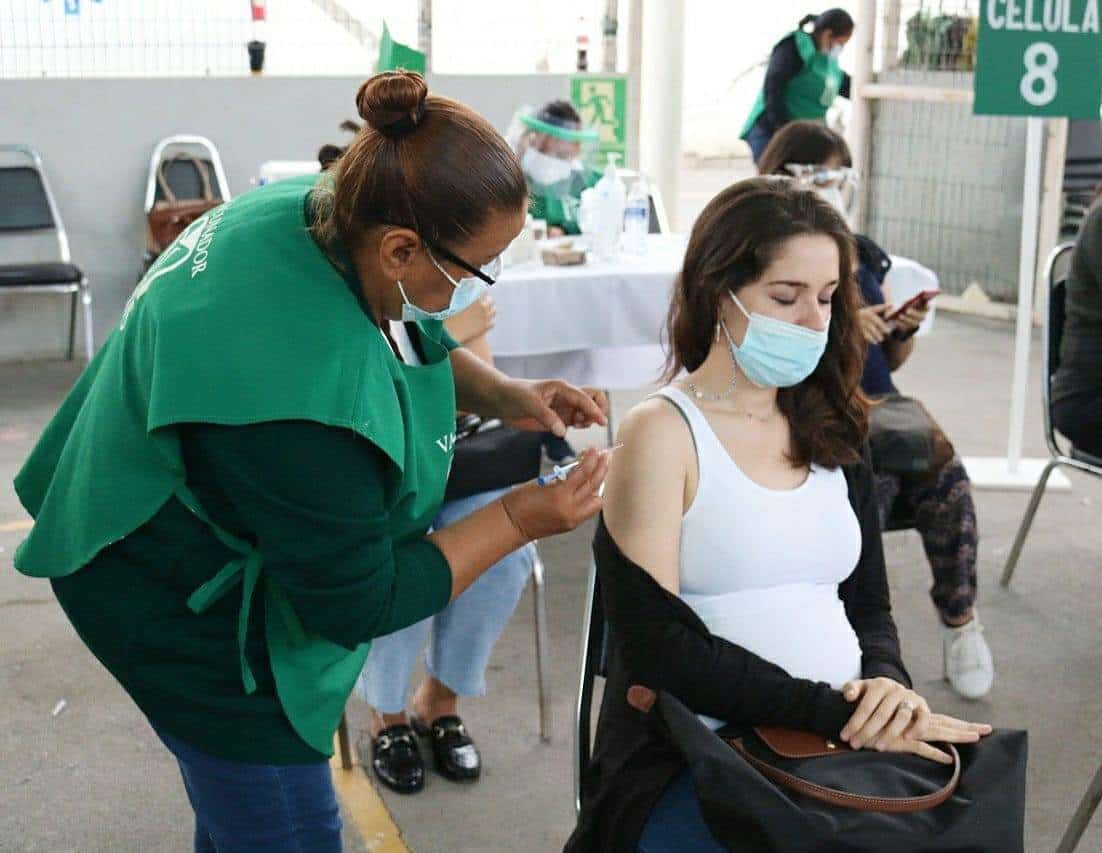 Se vacunan contra Covid-19 más de 800 mujeres embarazadas en Santa Catarina