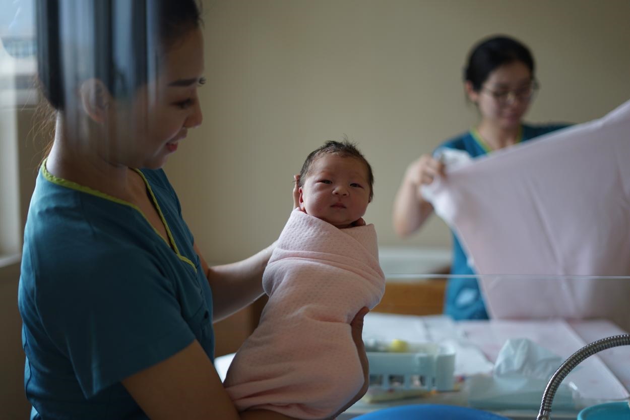 China da su brazo a torcer y permite que las familias ya tengan hasta tres hijos