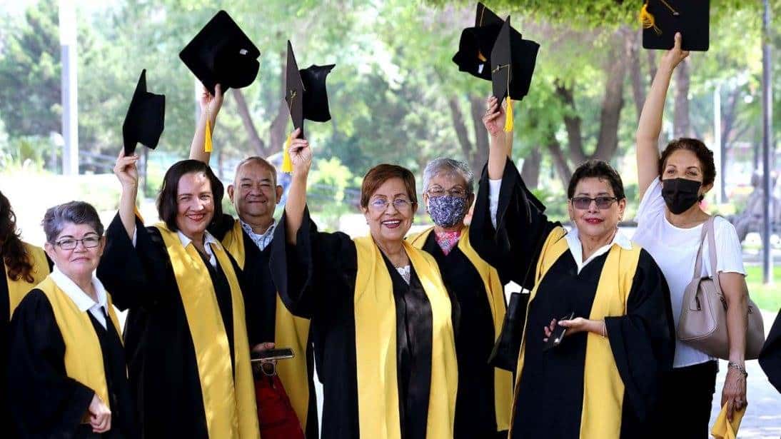Adultos mayores, estudiantes de la UANL  concluyen diplomado