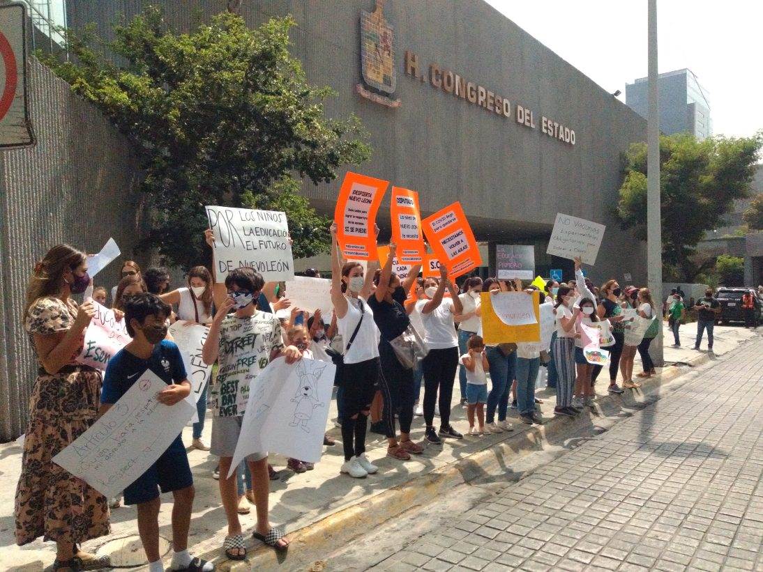 Arrecian protestas en Nuevo León; padres de familia claman por regreso a las escuelas