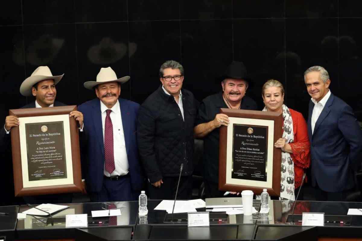 Senadores se ponen sombrero y cantan 'Eslabón por eslabón' en homenaje a Eliseo Robles y Lalo Mora