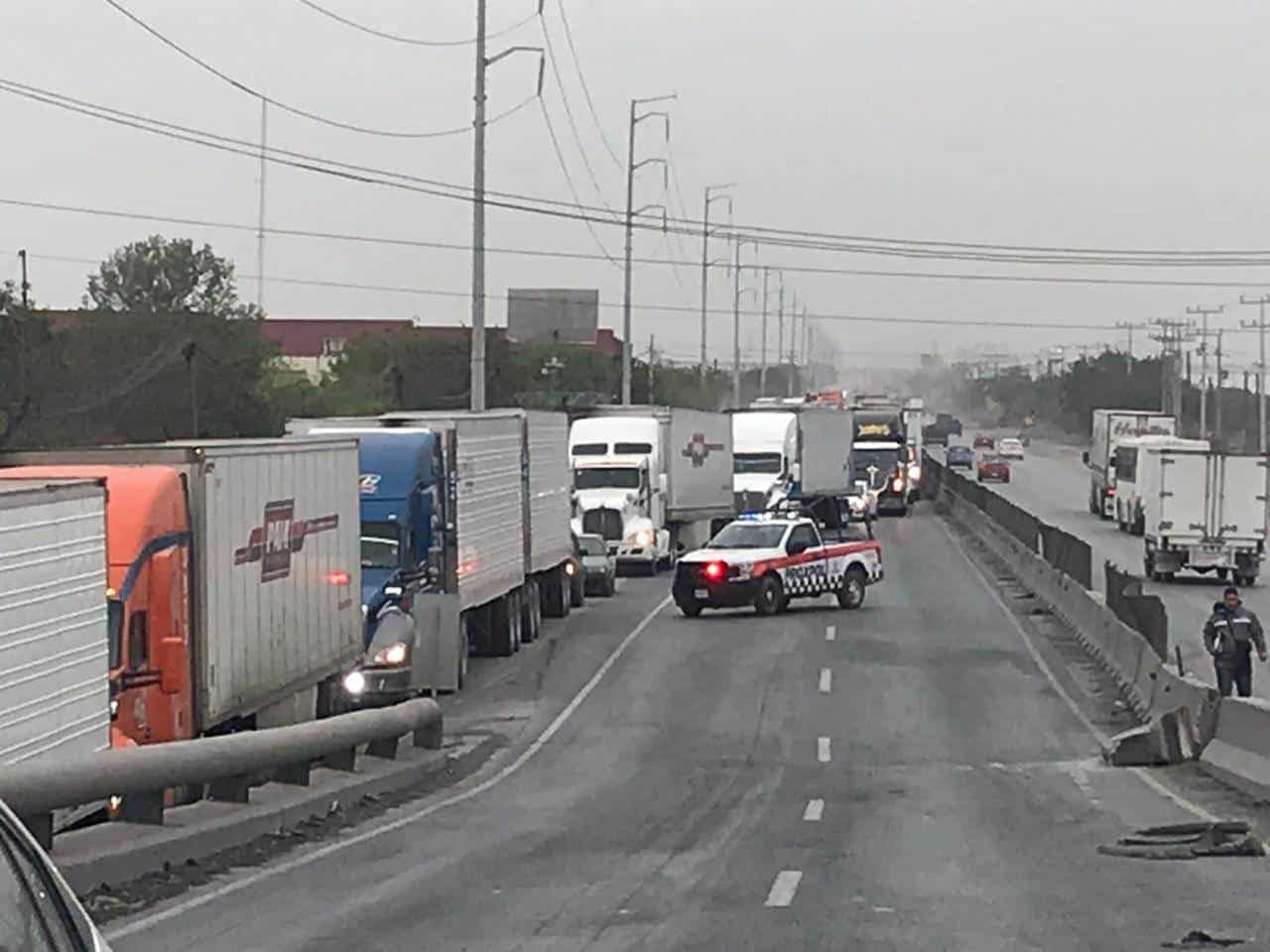 Cierran parte de carretera a García por mantenimiento de vías férreas