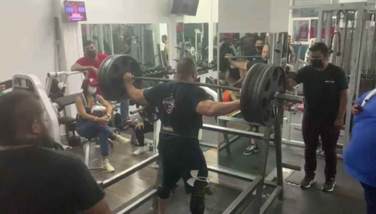 Levantan 300 kilos en competencia de halterofilia en Gimnasio de Monterrey