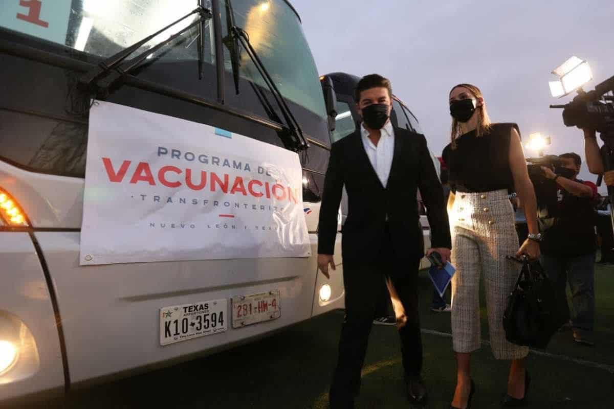 Salen primeros autobuses con regios que se vacunarán en Texas