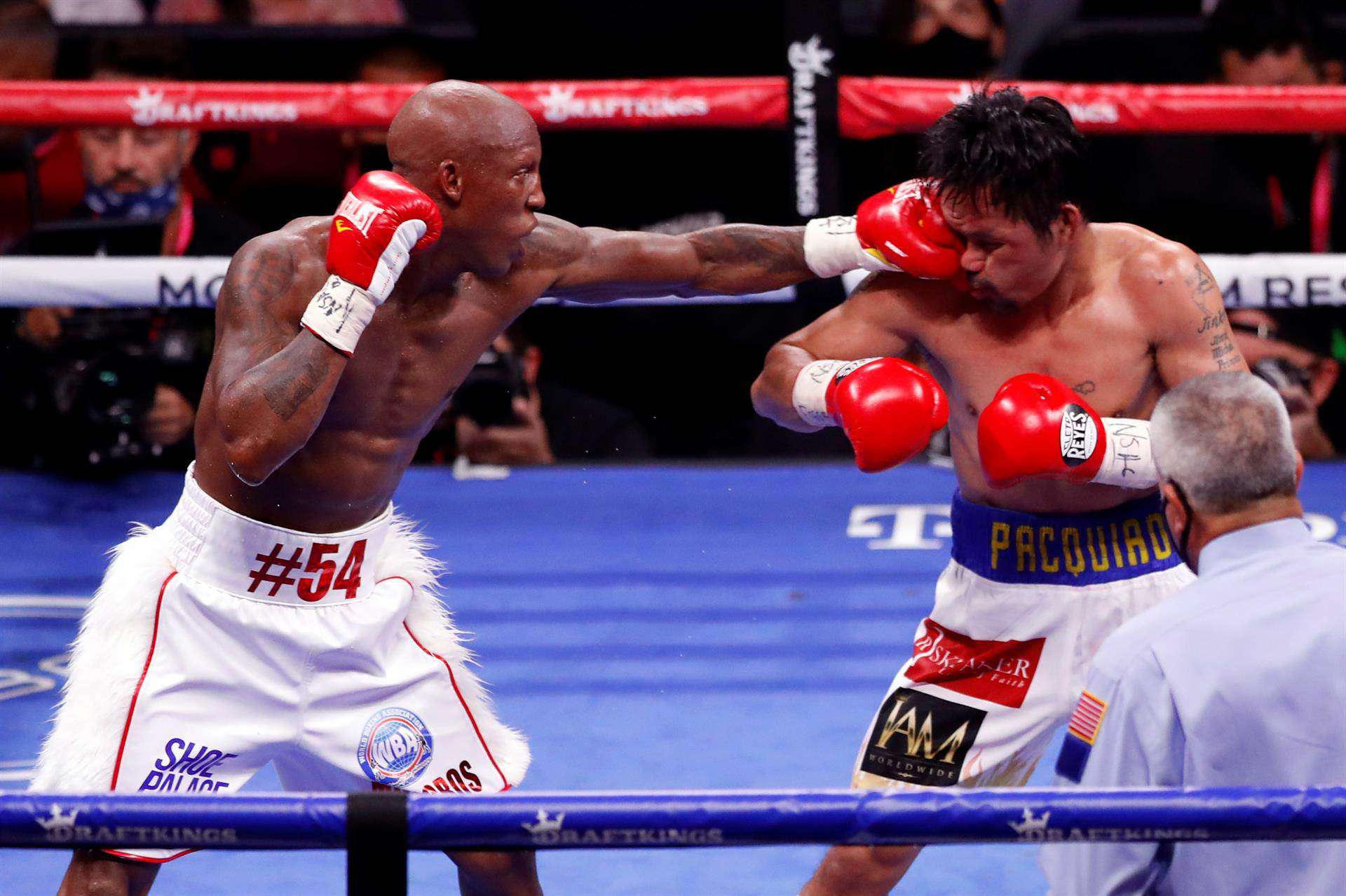 Golpe bajo al ídolo,  Pacquiao en la lona