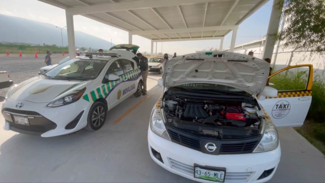 Perdona Nuevo León a autos oficiales: no van a la verificación obligatoria