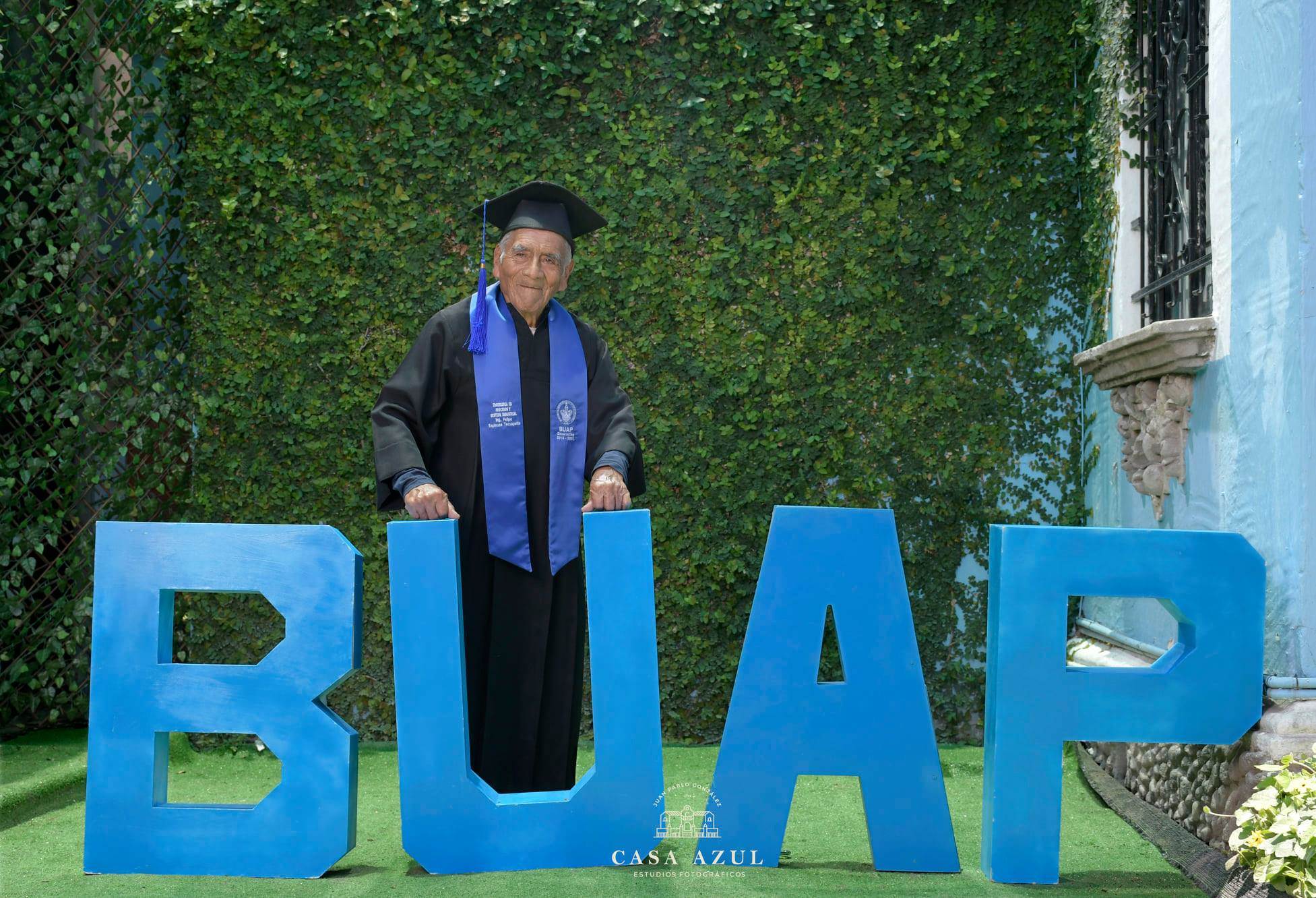¡Querer es poder! Se gradúa hombre de 84 años y conmueve en redes sociales