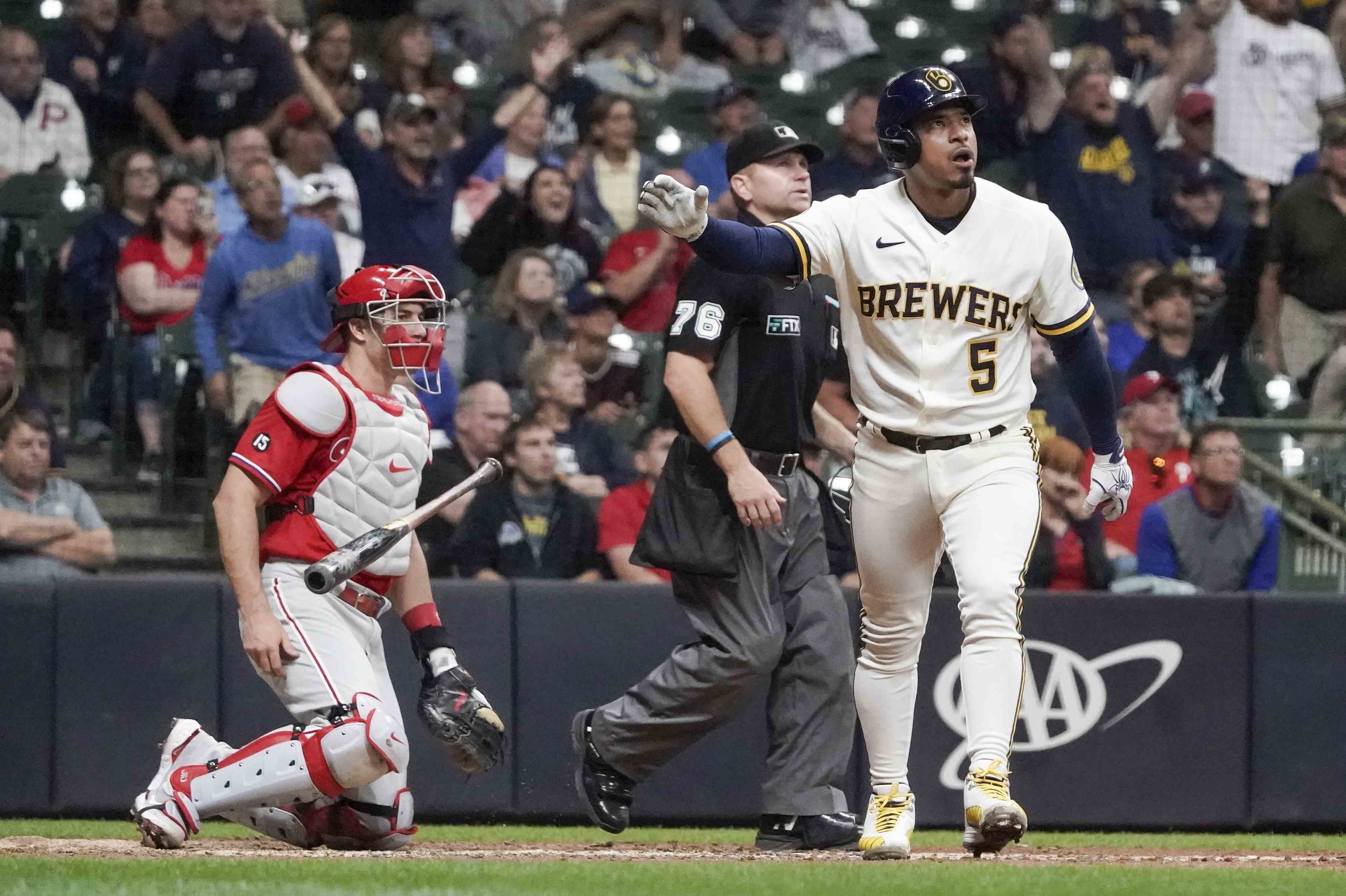 Cerveceros derrotan a Phillies gracias a tablazo de Escobar