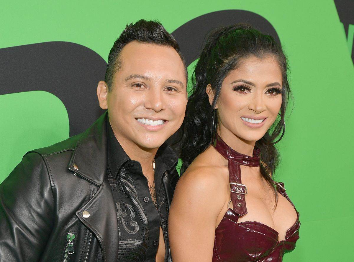 Seguridad de Edwin Luna golpea a reportero a su llegada con Kimberly Flores a Monterrey