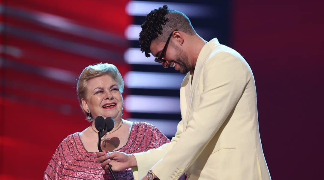 VIRAL: Paquita la del Barrio llama a 'inútil' Bad Bunny y llora en los Billboard
