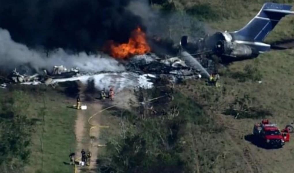 Avión se estrella y arde en llamas en Texas