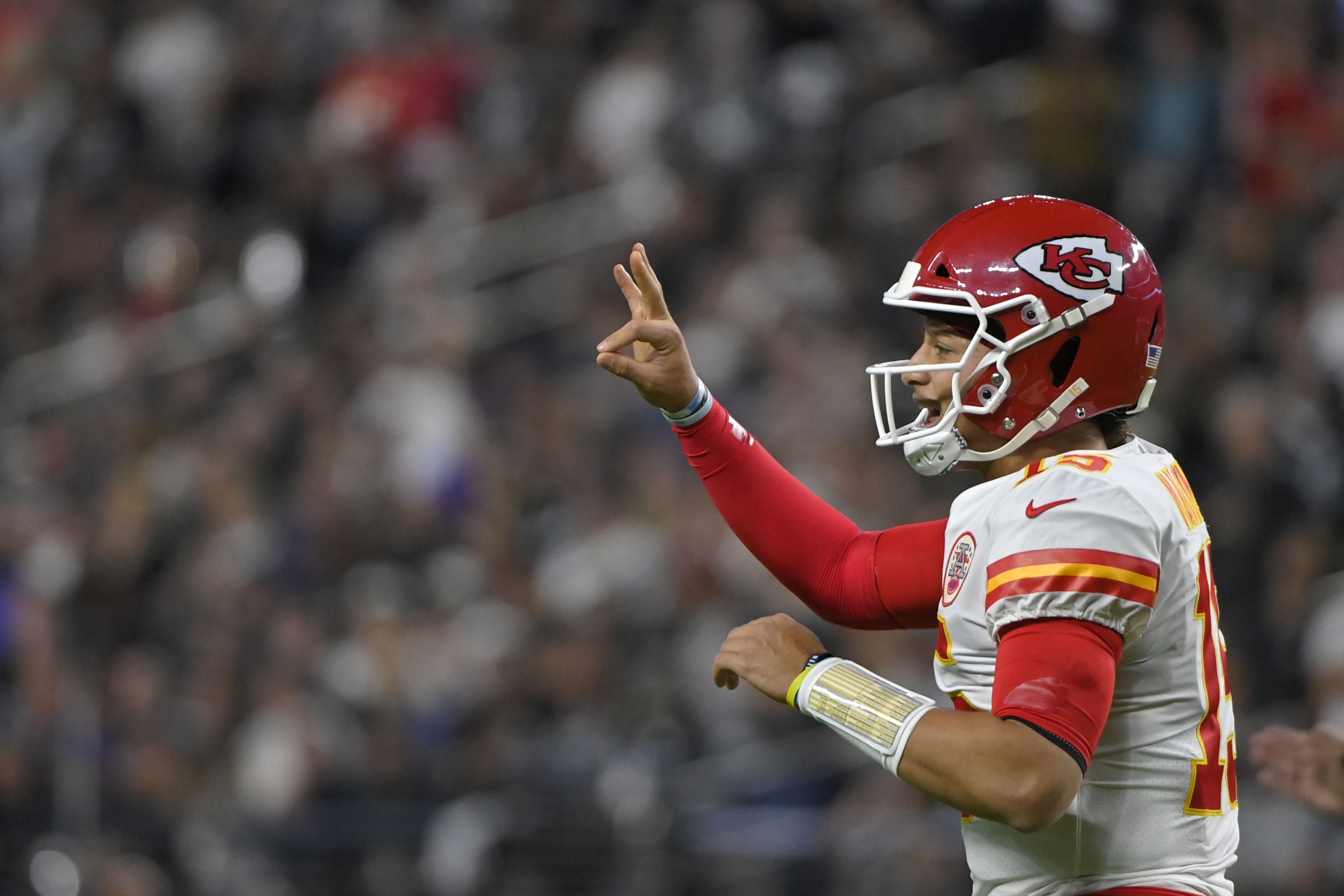 Chiefs sorprenden y se llevan duelo divisional ante Raiders