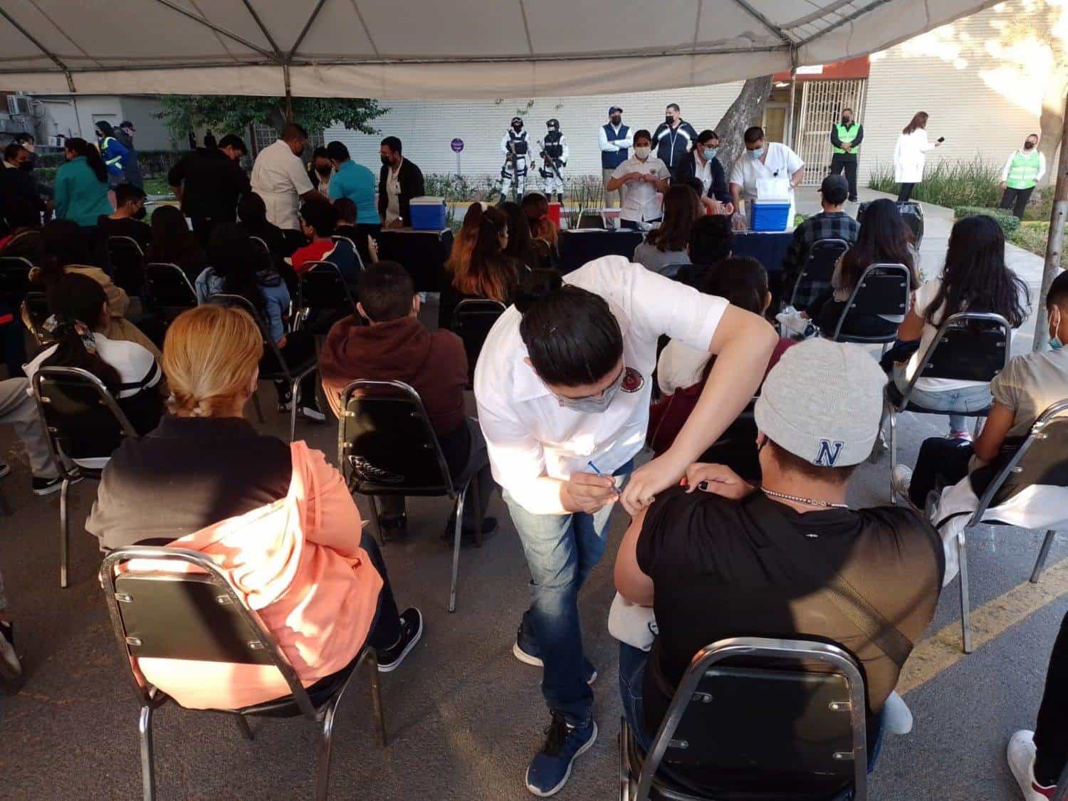 Adolescentes madrugan para recibir vacuna contra Covid