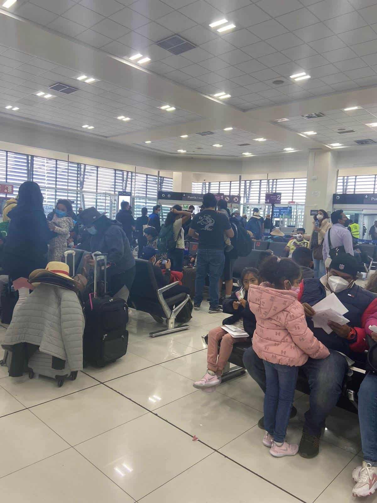 Caos en aeropuerto de Ciudad de México por vuelos cancelados