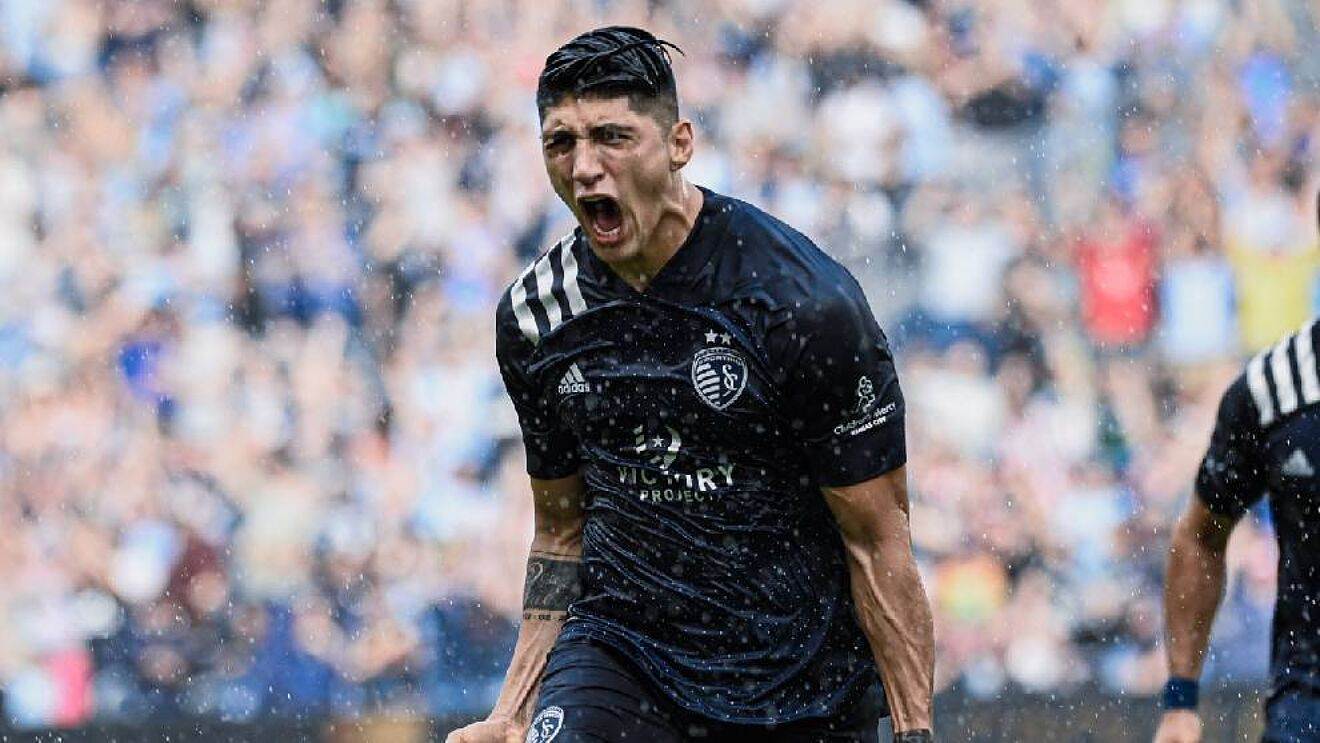 Operación de rodilla aleja a Alan Pulido de Mundial