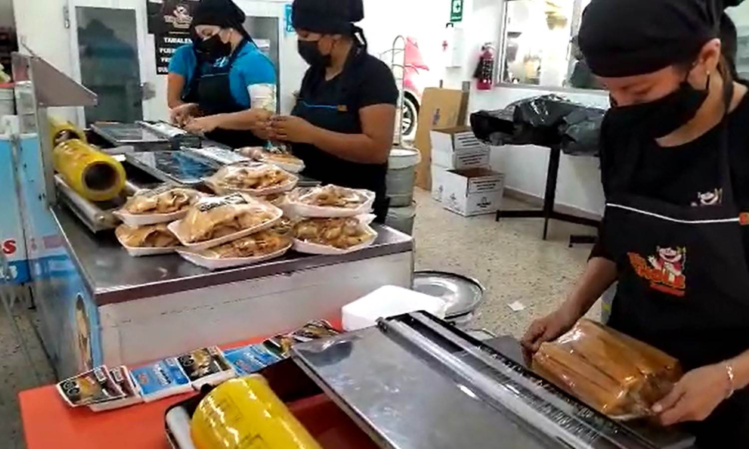 Madrugan regios por masa para tamales