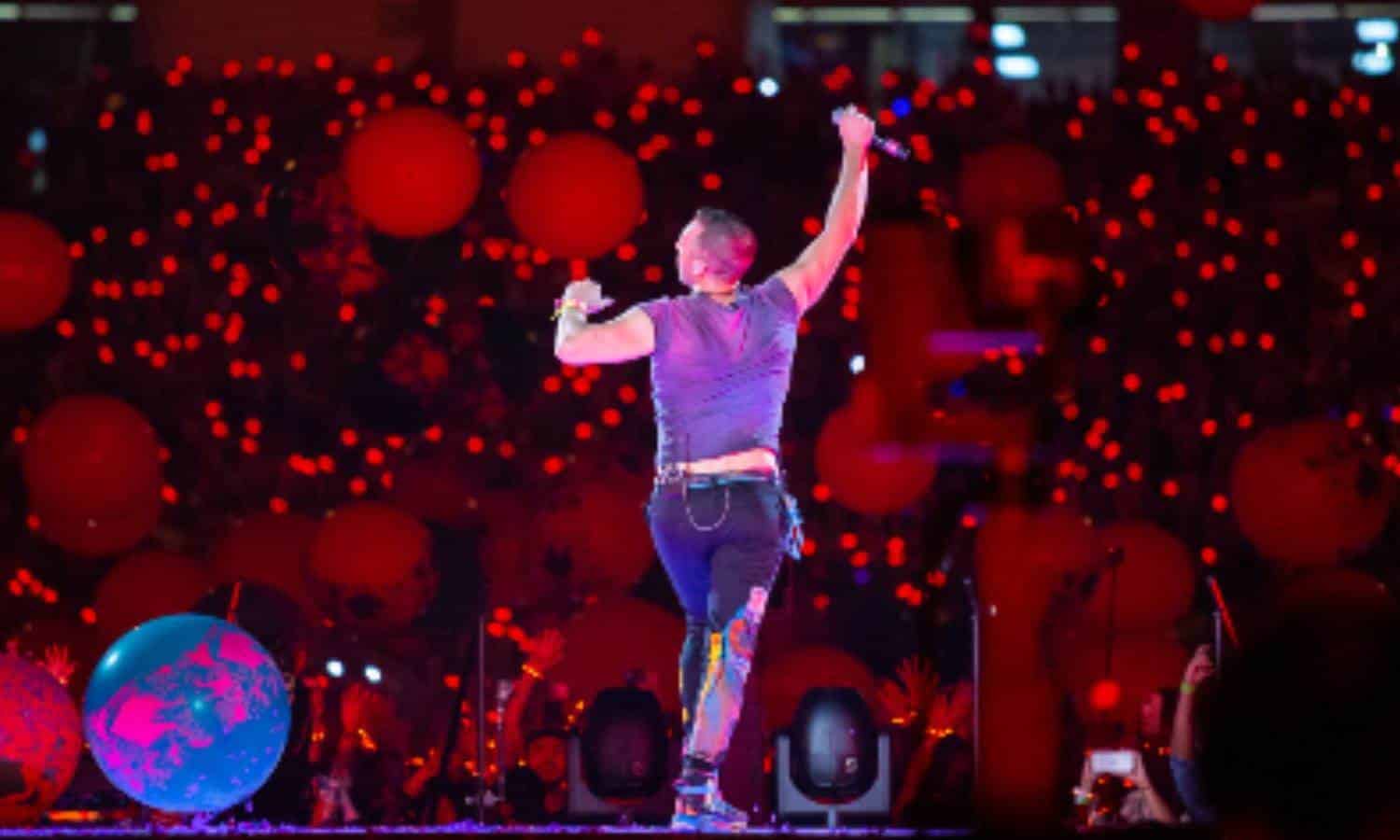 Suspenden un momento concierto de Coldplay por incendio
